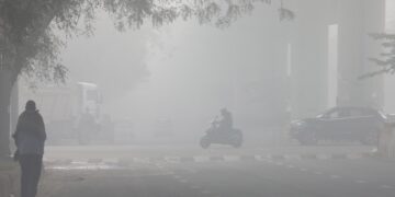Más de 100 vuelos cancelados en Nueva Delhi por baja visibilidad en pico de contaminación