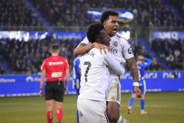 El delantero del Real Madrid Rodrygo Goes celebra con Vinicius su gol durante el partido de la jornada 16 de LaLiga que Deportivo Alavés y Real Madrid disputaron en el estadio de Mendizorrotza. EFE/Adrián Ruiz de Hierro