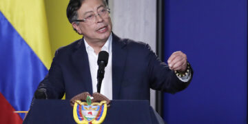 Petro dice que Nicolás Maduro no debe dar órdenes a los militares de Colombia