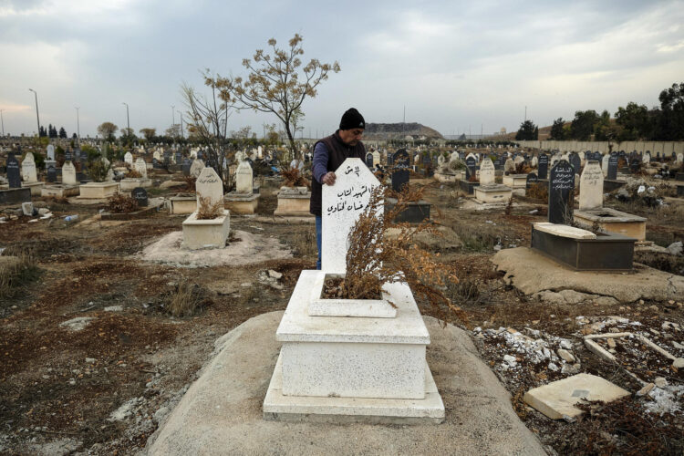 Hace un año, con el derrocamiento del régimen de Bachar al Asad, la familia de Rami trató de conseguir noticias sobre su paradero en la infame cárcel de Sednaya, a las afueras de Damasco, pero su esperanza se ha desvanecido junto a la de muchos otros familiares de decenas de miles de personas aún desaparecidas. En la image, Mohamed Issam, padre de Rami, el cual desapareció durante los primeros años de conflicto en Siria. EFE / Edgar Gutiérrez