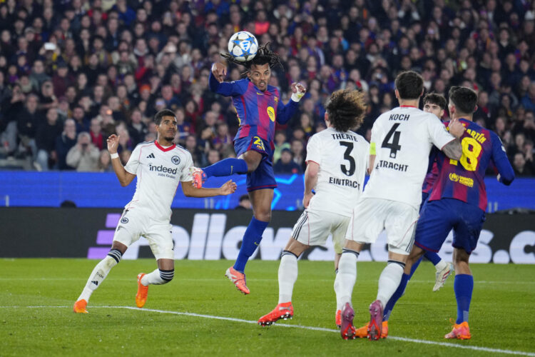 El defensa del Barcelona Jules Koundé (2-i) marca el segundo gol ante el Eintracht, durante el partido de la Liga de Campeones disputado en el Camp Nou. EFE/Alejandro García
