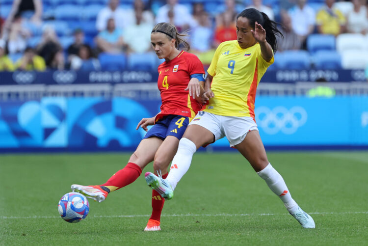 Fotografía de archivo del 3 de agosto de 2024 de la jugadora de Colombia Mayra Ramírez (d) durante un partido de los Juegos Olímpicos de París 2024 en Lyon (Francia). EFE/ Kiko Huesca