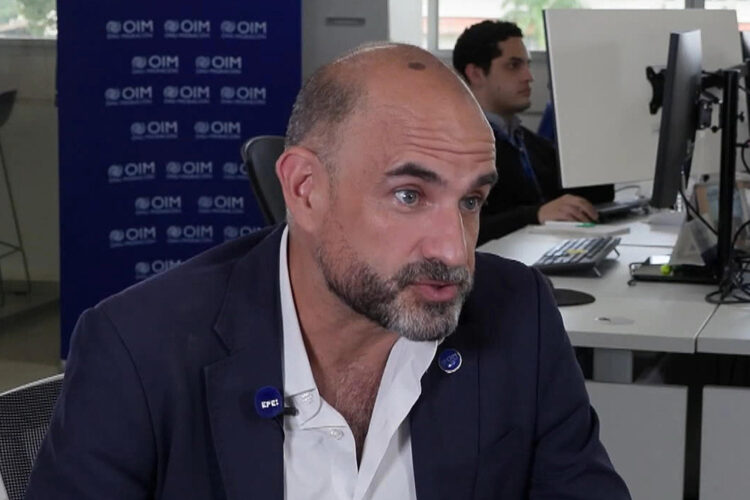 Fotograma con fecha del 26 de noviembre de 2025 que muestra al oficial regional de enlace y política de la Organización Internacional para las Migraciones (OIM), Julio Croci, hablando durante una entrevista con EFE, en Ciudad de Panamá (Panamá). EFE/ Carlos Lemos