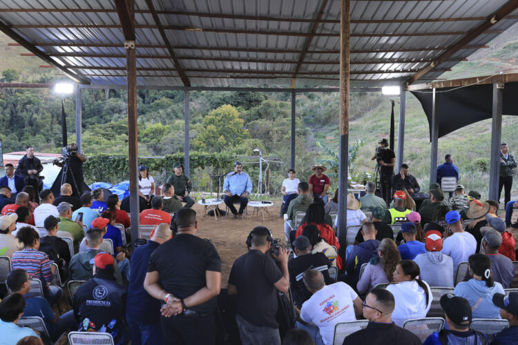 Fotografía cedida por prensa del Palacio de Miraflores del presidente de Venezuela, Nicolás Maduro (c), hablando en un acto de gobierno este lunes, en Caracas (Venezuela). EFE/ Prensa Palacio de Miraflores