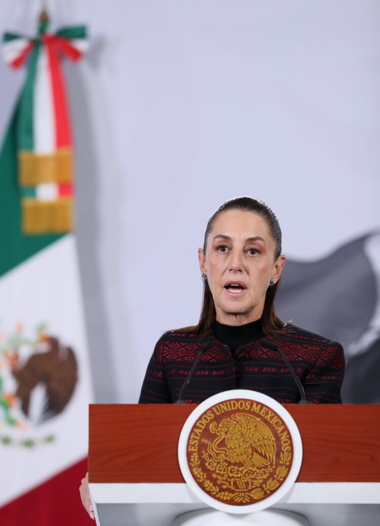 La presidenta de México, Claudia Sheinbaum, habla durante una rueda de prensa este miércoles, en Palacio Nacional de la Ciudad de México (México). EFE/Mario Guzmán
