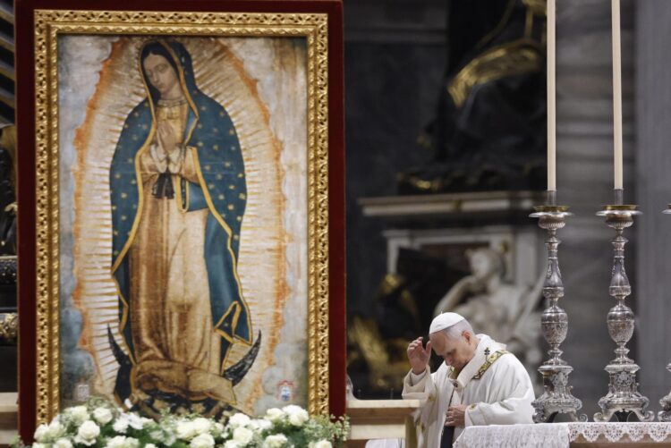 El Papa León XIV celebra una misa en memoria de la Virgen de Guadalupe en la Basílica de San Pedro, Vaticano, 12 de diciembre de 2025. La Virgen de Guadalupe, también conocida como Nuestra Señora de Guadalupe, se apareció en la colina de Tepeyac en México en 1531 ante San Juan Diego en cuatro visiones, según la creencia católica. (Papa) EFE/EPA/FABIO FRUSTACI