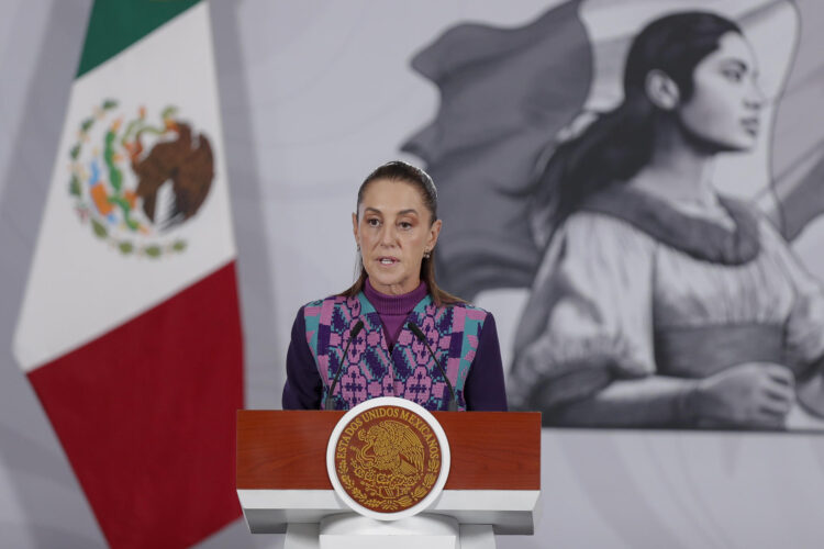 La presidenta de México,  Claudia Sheinbaum, habla en una rueda de prensa este miércoles, en el Palacio Nacional de la Ciudad de México (México). EFE/ Isaac Esquivel