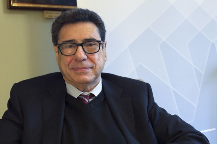 El economista francés Philippe Aghion, Premio Nobel de Economía 2025, lleva tres décadas dedicadas a describir el engranaje que mueve el crecimiento económico impulsado por la innovación, por eso no tiene duda sobre cual es la pieza que puede paralizarlo: "la falta de inclusión", según afirma en una entrevista con EFE. EFE/ Caty Arévalo