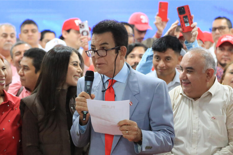 El candidato a la Presidencia de Honduras por el partido Liberal, Salvador Nasralla, habla durante una reunión en el Consejo Central Ejecutivo del Partido Liberal (Ccepl) este 9 de diciembre de 2025, en Tegucigalpa (Honduras). EFE/ Gustavo Amador