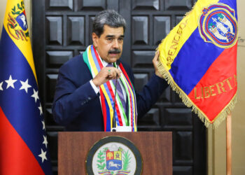 Maduro dice que seguirá el comercio de crudo y tacha de «guerrerista» declaración de Trump