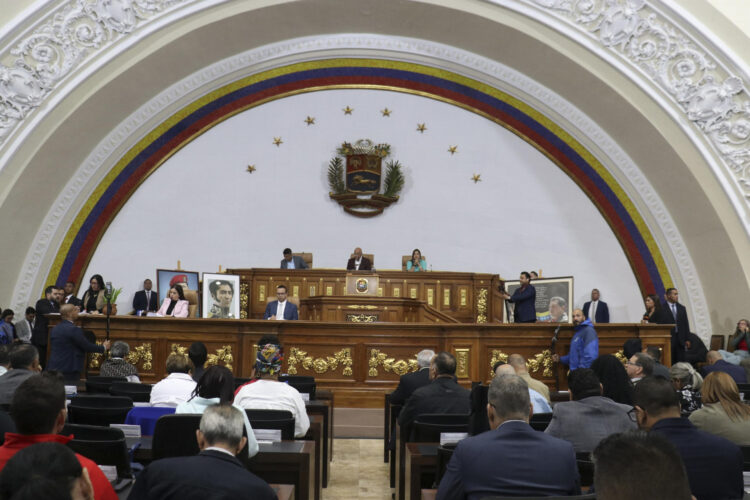 Fotografía cedida donde se observa al presidente del organismo, Jorge Rodriguez (c), durante una sesión este martes, en el Palacio Federal Legislativo, en Caracas (Venezuela). EFE/ Prensa Asamblea Nacional de Venezuela