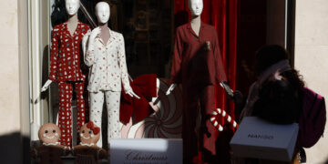 La Navidad cambia el protocolo de elegancia: ¿De gala o en pijama?