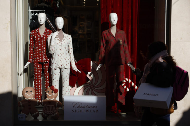 Un escaparate de ropa interior en una calle de Madrid en diciembre de 2025. EFE/ Mariscal