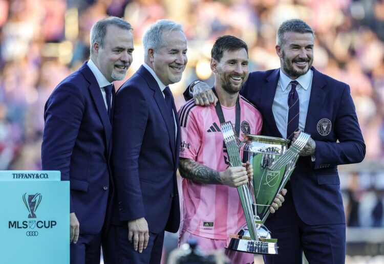 Los propietarios del Inter Miami Jose Mas (iz), Jorge Mas (2iz), y David Beckham (dch) junto a Leo Messi tras ganar la MLS Cup el pasado sábado en Miami. EFE/EPA/CRISTOBAL HERRERA-ULASHKEVICH