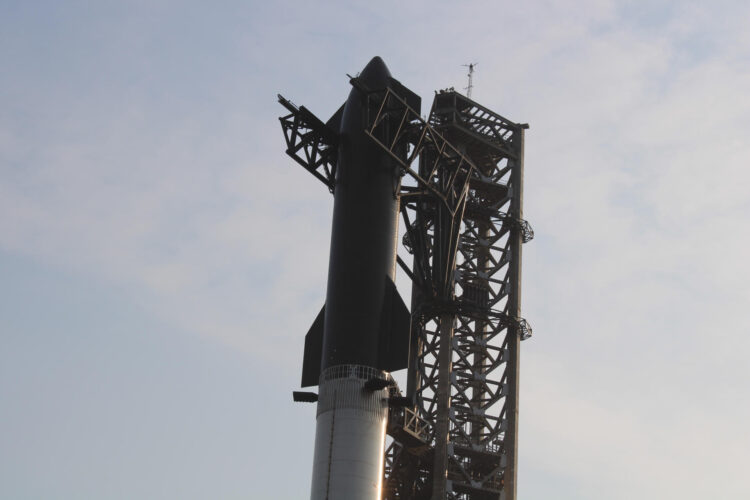 Fotografía que muestra el cohete Starship el 6 de junio de 2024 en Starbase (EE.UU.). Las casitas con el césped recién cortado no difieren mucho de las de cualquier pueblo texano, pero los grandes murales con la cara de Elon Musk, nombres de calles como 'Rocket Road' y la discreción de sus habitantes los delata: está usted entrando en Starbase, "la última parada antes de llegar a Marte". EFE/Octavio Guzmán
