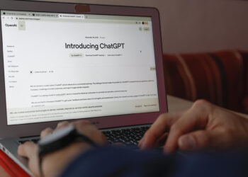 ChatGPT gana relevancia como nuevo campo de batalla de la desinformación