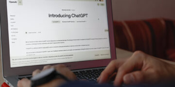 ChatGPT gana relevancia como nuevo campo de batalla de la desinformación