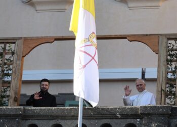 El papa expresa a Zelenski su «urgente deseo» de que el diálogo lleve a una paz justa