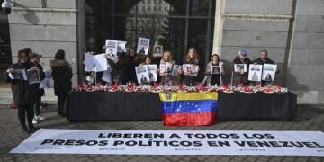 Venezolanos recrean una mesa de Navidad para mostrar el hueco vacío que dejan los presos