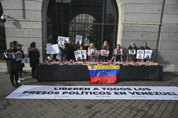 La diáspora venezolana organiza en Madrid la "Mesa de los que esperan" para visibilizar la ausencia de los presos políticos en las fiestas de Navidad. EFE/ Fernando Villar