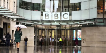 La BBC reitera que se defenderá ante la demanda por difamación presentada por Trump