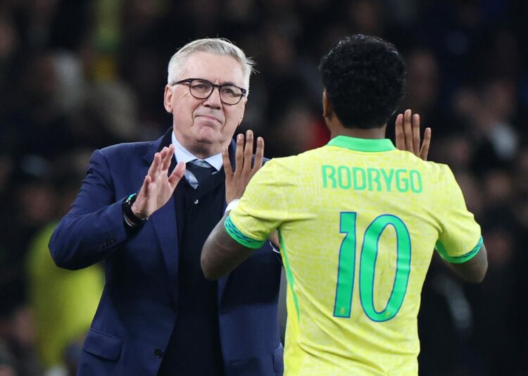 El seleccionador de Brasil, Carlo Ancelotti, saluda al jugador Rodrygo, durante un amistoso en Londres. EFE/EPA/ANDY RAIN