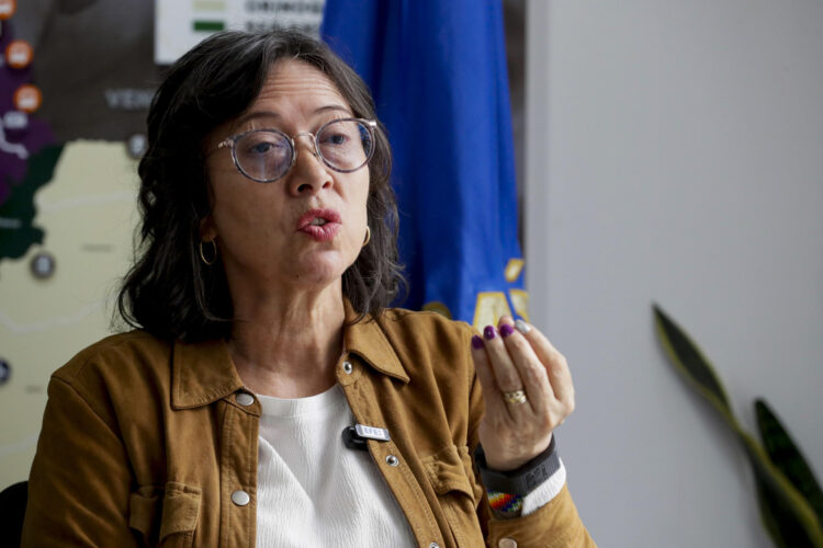 BOGOTÁ (Colombia), 19/12/2025.- La directora de Migración Colombia, Gloria Arriero, habla durante entrevista con EFE el 4 de diciembre de 2025 en Bogotá (Colombia). Una falsa oferta laboral llevó a una veintena de colombianos a Camboya, donde redes de trata de personas los incomunicaron, maltrataron y amenazaron hasta que lograron alertar de lo ocurrido a las autoridades de su país, que los rescató y, de paso, puso en evidencia un problema mayor. EFE/Carlos Ortega