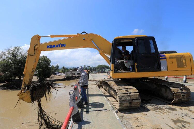 Equipos de limpieza trabajan este lunes en una zona de Indonesia afectada por las inundaciones. 
EFE/EPA/HOTLI SIMANJUNTAK