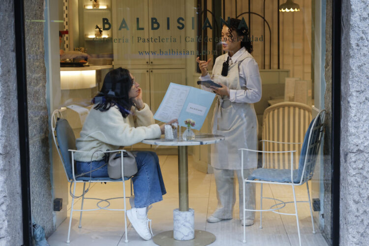 Una camarera atiende a una clienta en una cafetería. EFE/ Mariscal