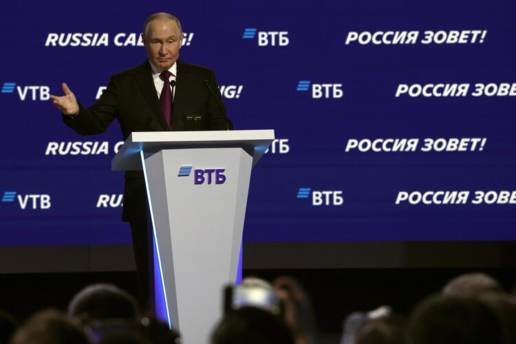 El presidente ruso, Vladímir Putin, interviene en una sesión plenaria del 16.º Foro de Inversión VTB "¡Rusia llama!", celebrado en Moscú, Rusia, el 2 de diciembre de 2025. El foro se celebrará del 2 al 3 de diciembre de 2025.(Rusia, Moscú) EFE/EPA/SERGEI ILNITSKY
