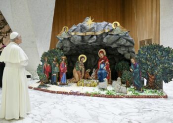 El Vaticano inicia su Navidad con el encendido del árbol y belén en la Plaza de San Pedro