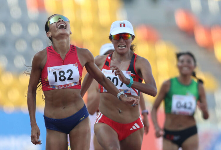 La venezolana Edymar Brea (i) reacciona tras ganar la medalla de oro durante la prueba de atletismo de 10.000 metros durante los vigésimos Juegos Bolivarianos este lunes, en Lima (Perú). EFE/ Paolo Aguilar