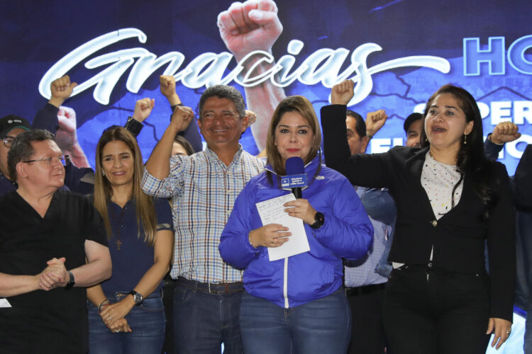 María Antonieta Mejía (c), candidata a vicepresidenta de Honduras por el conservador Partido Nacional, del aspirante a la Presidencia Nasry 'Tito' Asfura, habla en una rueda de prensa este lunes, en Tegucigalpa (Honduras). EFE/ Gustavo Amador