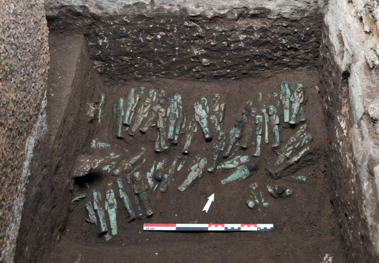 El descubrimiento de un conjunto de 225 estatuillas funerarias por parte de una misión arqueológica francesa en la tumba del rey Osorkon II, que es el mayor hallazgo en 80 años en la necrópolis real de Tanis (noreste), ha revelado que un sarcófago hasta ahora sin nombre perteneció a Sheshonq III. EFE/Frédéric Payraudeau, Mission Française des Fouilles de Tanis/SOLO USO EDITORIAL/SOLO DISPONIBLE PARA ILUSTRAR LA NOTICIA QUE ACOMPAÑA (CRÉDITO OBLIGATORIO)