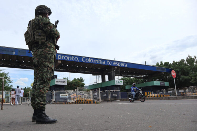 Un integrante del Ejército colombiano presta seguridad este domingo, en el Puente Internacional Simón Bolívar, en Cúcuta (Colombia). EFE/ Mario Caicedo
