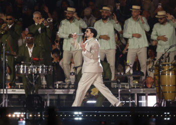 Bad Bunny presenta un adelanto de su espectáculo del entretiempo en la Super Bowl