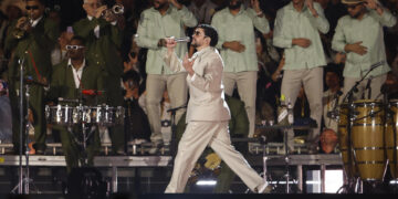 Bad Bunny presenta un adelanto de su espectáculo del entretiempo en la Super Bowl