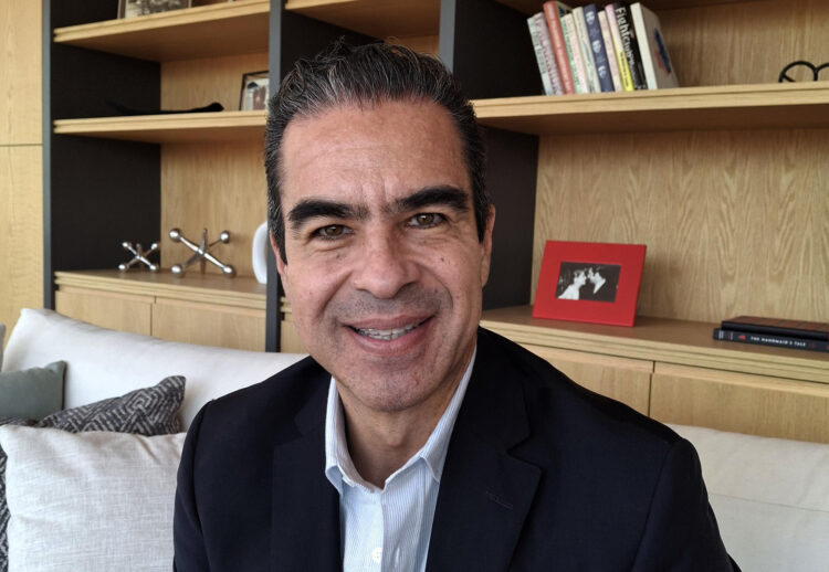 El presidente de la Liga de Béisbol del Pacífico, Salvador Escobar posa durante una entrevista con EFE este sábado, en la Ciudad de México (México). EFE/Gustavo Borges