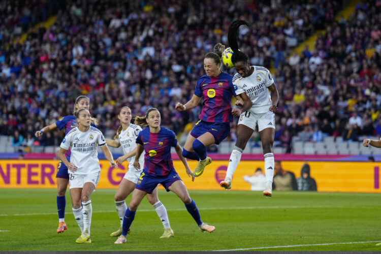 La delantera del FC Barcelona Ewa Pajor (i)  y la delantera del Real Madrid, Naomie Feller pugnan por el balón durante el partido de la jornada 11 de la Liga F entre el Barcelona y el Real Madrid, el 14 de noviembre en el Estadi Olímpic Lluís Companys en Barcelona.-EFE/ Alejandro García