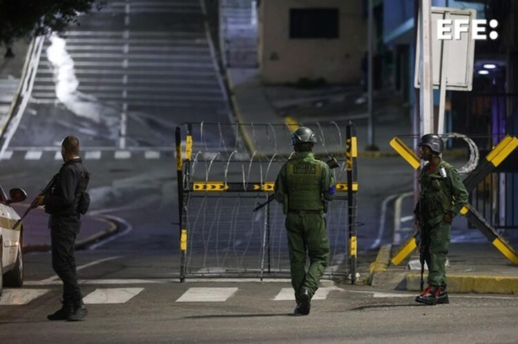 Militares custodian las inmediaciones del Palacio Presidencial de Miraflore. EFE/Miguel Gutiérrez
