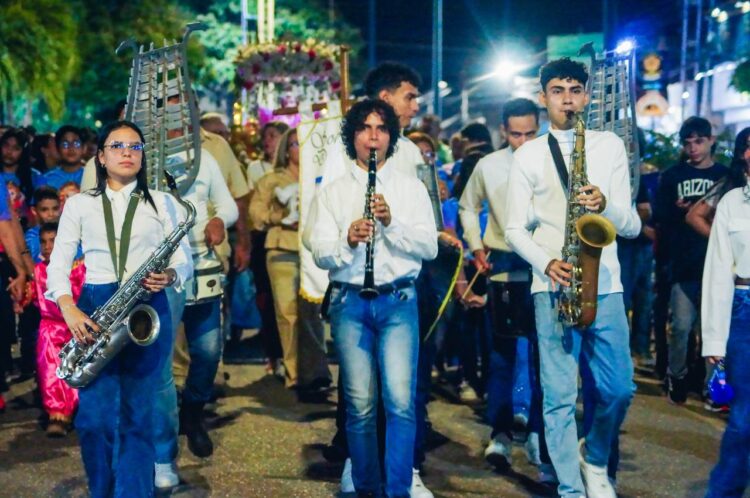 La procesión de seguidores de la fiesta del niño y miembros de la Banda Juvenil de música.