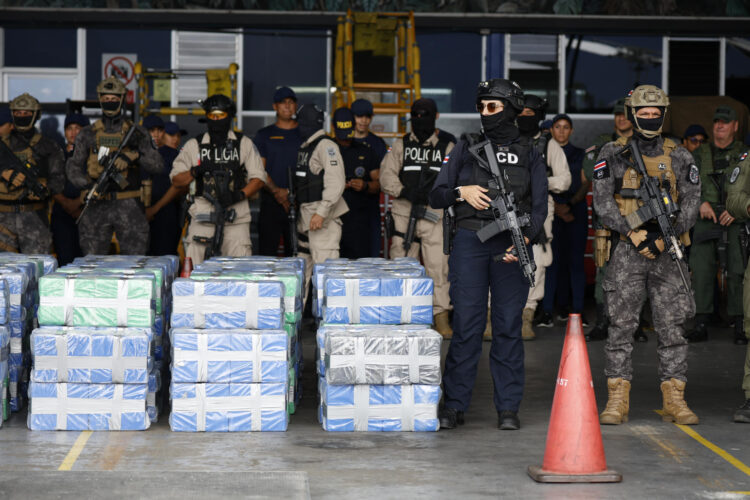 Fotografía de archivo del 28 de noviembre de 2025 que muestra a integrantes de la Policía de Costa Rica custodiando 4 toneladas 346 kilos de cocaína, en el aeropuerto Juan Santamaría en Alajuela (Costa Rica). EFE/Jeffrey Arguedas