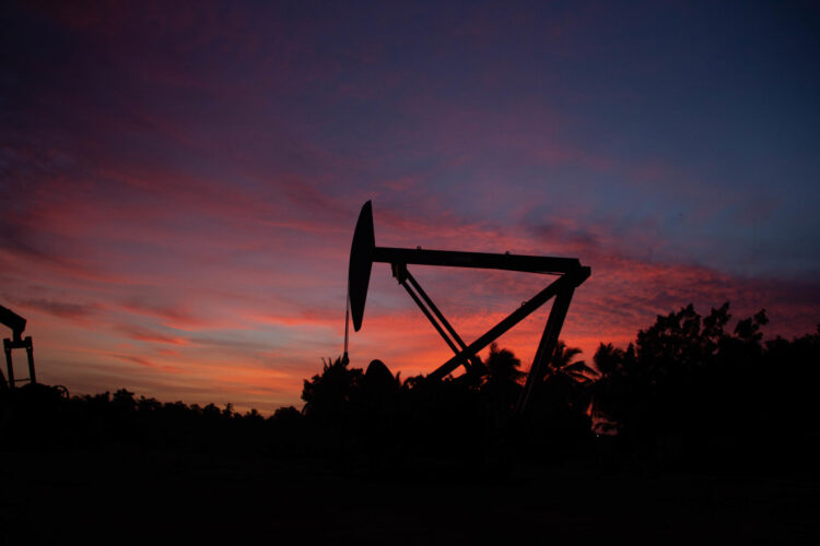 Imagen de archivo de un balancín extractor de petróleo en el Lago de Maracaibo (Venezuela). EFE/ Henry Chirinos