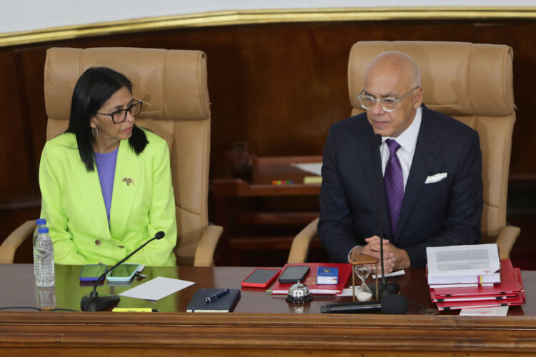 El presidente de la Asamblea Nacional, Jorge Rodríguez (d) habla junto a la presidenta encargada de Venezuela, Delcy Rodríguez, durante la presentación del informe anual de gestión Foto EFE/ Ronald Peña R.