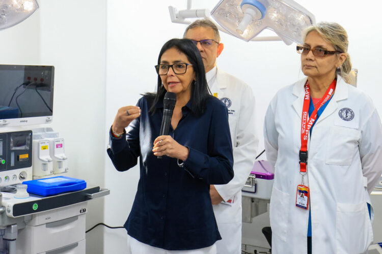 Fotografía cedida de la presidenta encargada de Venezuela, Delcy Rodríguez, hablando durante un evento este martes, en Caracas (Venezuela). EFE/ Palacio Miraflores