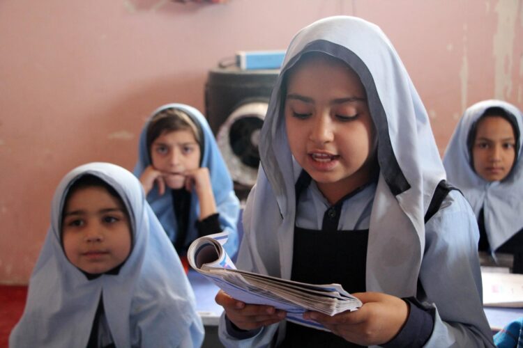 Niños afganos reciben clases en un colegio en Kandahar, Afganistán. EFE/EPA/Stringer