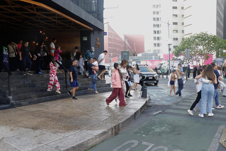 Personas salen a la calle tras un sismo este viernes, en Ciudad de México (México). EFE/ Madla Hartz