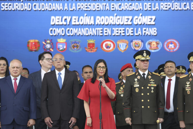 Fotografía archivo cedida por el Palacio de Miraflores que muestra a la presidenta encargada de Venezuela, Delcy Rodríguez (c), hablando junto al presidente de la Asamblea Nacional, Jorge Rodríguez (2-i), el ministro del Interior, Diosdado Cabello (i), y el ministro de la Defensa, Vladimir Padrino López (2-d), durante un acto de gobierno este miércoles, en Caracas (Venezuela). Rodríguez recibió la insignia de comandante en jefe de la Fuerza Armada de Venezuela (FANB), 25 días después de que Estados Unidos capturara al mandatario Nicolás Maduro junto a su esposa, Cilia Flores, en Caracas y los trasladara a Nueva York. EFE/ Palacio de Miraflores