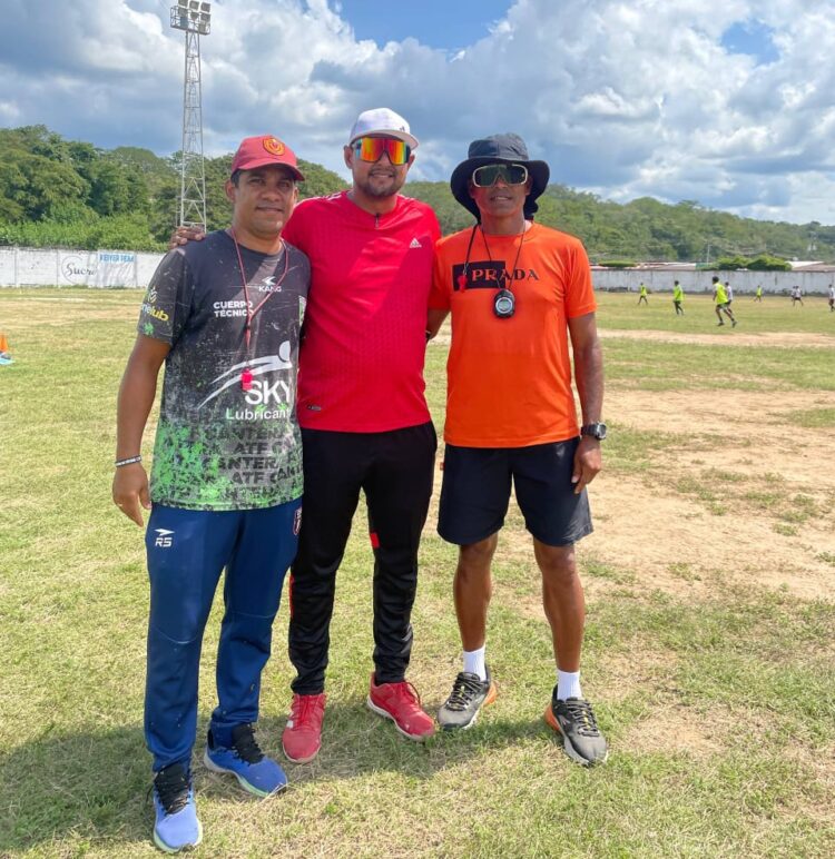 El representante del deporte regional con los representantes de Sucre.