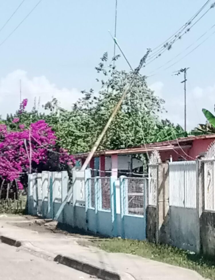 Poste a punto de caer sobre una vivienda del Tres de Febrero de La Ceiba.